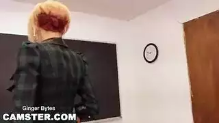 إباحية تعليمية: المعلمة الشقراء تتعرى وتقدم طيزها للفصل