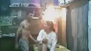 حارس المبنى يضاجع المطلقة الملتهبة على السلالم بعنف