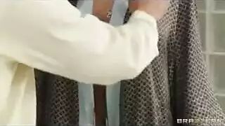 أم تعمل مساج لابنها المريض