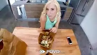 شقراء صغيرة تركب بعنف بعمق في مهبلها الضيق