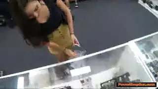 صاحب المتجر يضاجع طالبة لدفع فواتير الجامعة