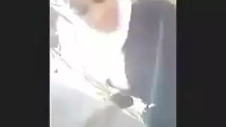 جنس فموي صريح: محجبة تأخذ سائل سعودي في حلقها