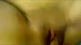 عربية محجبة تأخذ جماعًا قاسيًا وتلعب بحلمتيها