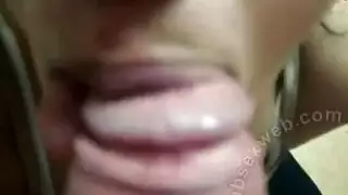 بيبة جزائرية فاجرة تخدم عمودًا كبيرًا وخشنًا في مشهد فموي