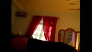 أداء العاهرة عبر النت: تدخل إصبعها ودلعبة في فرجها