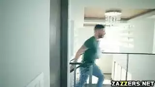 جديدة في المدينة: الجار يعطي ملكة الجمال المحلية قذفًا داخليًا