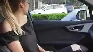 خضوع المقعد الخلفي: تضربها صديقة أخيها