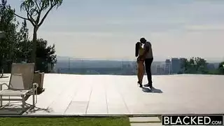 نجمة البورن أنجيلا وايت تمارس مضاجعة ثديية صريحة