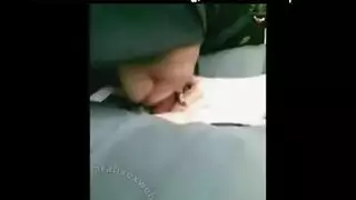 عاهرة محجبة ساخنة تفتح قميصها وتطلب خيال جنس جماعي قاسٍ