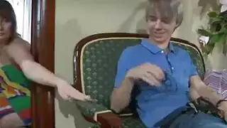 جميلة روسية ناضجة تتوسل لجماع شرجي عميق وجنس قاسٍ على الكاميرا