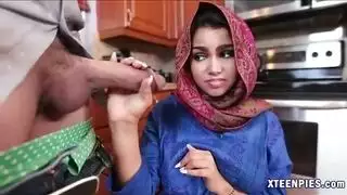 من الإغراء إلى الجنس: شاب هائج يأخذها بوضعيات إباحية برية