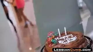 فتاتان ثنائيتان الميول في جلسة إيلاج ساخنة بقضيب اصطناعي