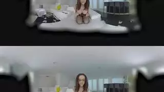 إباحية غامرة: شانيل بريستون تتعرض لاختراق مزدوج في الواقع الافتراضي