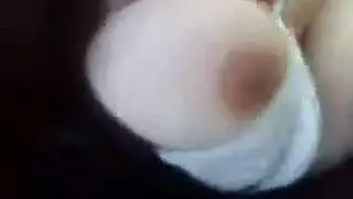 بدوية خائنة تمتلئ فرجها في السيارة