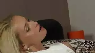 ميلف مثيرة تتوسل للحصول على لحس كس مكثف في مشهد إباحي