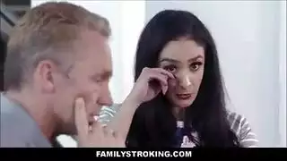 مراهقة مشاغبة تمتلئ مهبلها بسائل زوج أمها المنوي تحت مراقبة الأم