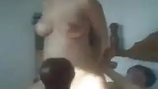 مص حلماتها المتقطرة في فيلم إباحي صريح