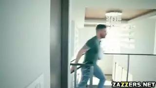 ملكة جمال أمريكية تتعرض لإيلاج مزدوج من جيرانها