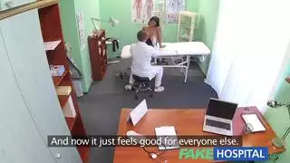 مباعدة الساقين على الطاولة من أجل زيارة طبيب شهوانية