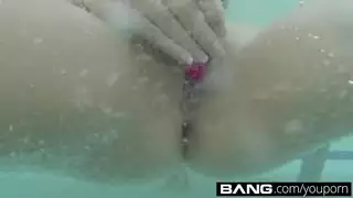 لا تزال شقراء لطيف مع الكثير من الحيوانات المنوية على الجسم