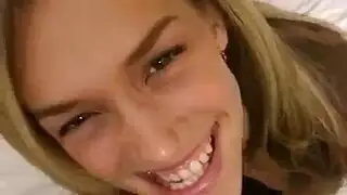 فتيات رسوم متحركة ساخرات يبلعن السائل المنوي بإثارة صريحة