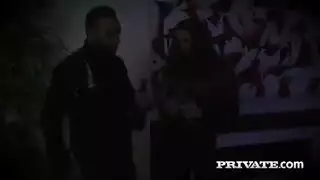 البيكيني يُخلع، والأصابع تدخل: كاثي هيفين تمتع نفسها بكسي محلوق