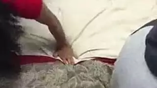 قضيب أبيض ضخم يلتقي بقضيب أسمك لجلسة مص