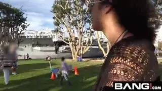 مراهقة لاتينية صغيرة الحجم تدلك بظرها حتى تبلغ في الحمام