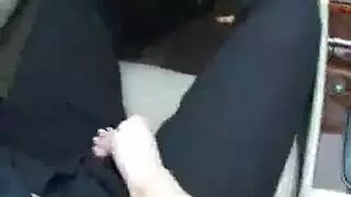 في سيارة اخوة