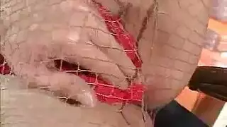 ولد بينيك امه فى المطبخ