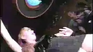 جماع جماعي في حفل زفاف: الجميع يقذف على مؤخرة الراقصة