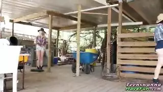 ثلاث حناجر متلهفة تتجه نحو عمود نابض واحد