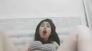 اختناق وبكاء من مغربية مثيرة أثناء مص عنيف