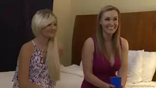 حركة سافوية صريحة: سحاقية خبيرة تلحس كس عذراء ضيق