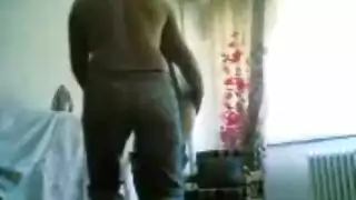 عاهرة عربية شابة تُمارس الجنس بجنون