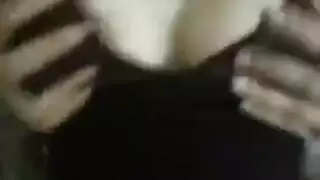 ثدييها مكشوفان، تُمسك بقوة، وتُنك في فعل إباحي خشن