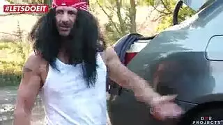 ميكانيكي بورنو ينيج فرج الزبونة وهو يصلح سيارتها