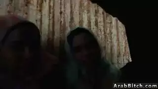 سكس عربي هاردكور: تناك مزدوج لفتاتين محجبات من قبل المدرس