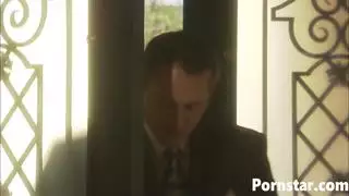 فتاة رقيقة تمارس الجنس مع رجل ذو قضيب كبير