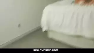 فتاتان مثيرتان تشاركان قضيبًا صلبًا في مص وجنس مزدوج