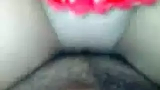 مهبل ممتد يغلف عمودًا ضخمًا وخصيتين متدليتين