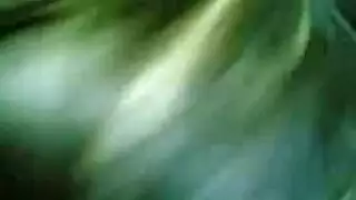 امرأة ساخنة تمارس جنسًا إباحيًا قاسيًا في غرفة نوم مزارع