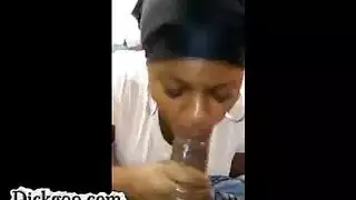 مكشوفة في العمل: مراهقة محجبة من مالي تمص بلعاب وتنال قذفًا داخليًا