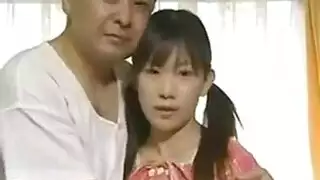 مشهد ياباني صريح: رجل كبير وشابة صغيرة