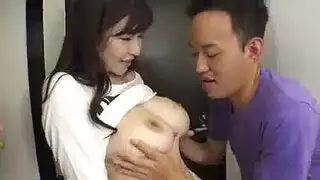 أثداء يابانية طبيعية ضخمة في إيلاج مزدوج قاسي