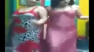 إباحية صريحة: عاهرات تتراقص بشكل مغر قبل جماع جماعي