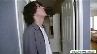 مص ورشف: سمراء تمارس جنس فموي مبلل