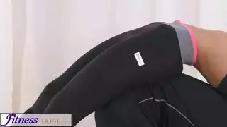 تمص زبه وتلعب بطيزه قبل أن ينيكها بقوة