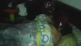 جنس زوجي مشتعل: سمراء تتعرض للجماع القوي