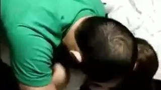 شاب يفرغ إحباطه في مؤخرة مستعدة